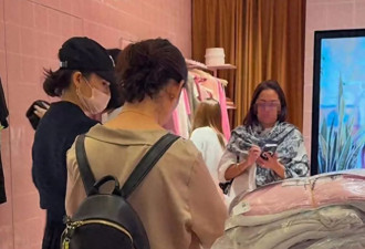 章子怡母子香港吃西餐！素颜歪嘴剔牙没形象