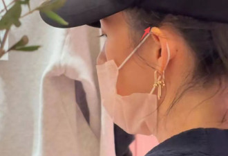 章子怡母子香港吃西餐！素颜歪嘴剔牙没形象