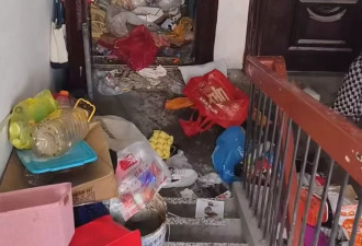 湖北网友吐槽房门被巨量垃圾堵住 社区：老人捡回来的