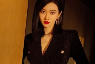 景甜黑裙露修长美腿，配黑丝或更显性感张力