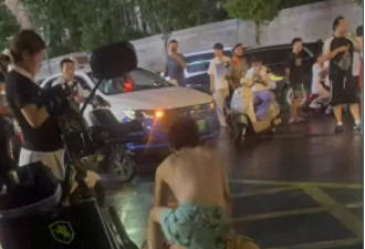 醉酒男子疑因车费起争执，凌晨当街殴打出租车司机