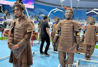 机器人扮成兵马俑跳舞 北京一举夺冠