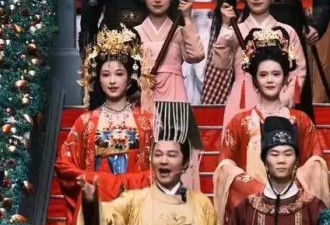 景区穿龙袍的郑国霖回应：演员也要养家糊口