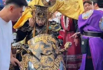 景区穿龙袍的郑国霖回应：演员也要养家糊口