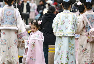 谁捅了北京“格格”窝 外国人照着镜子咧嘴一笑