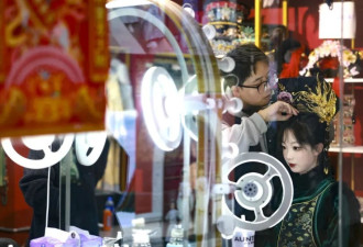 谁捅了北京“格格”窝 外国人照着镜子咧嘴一笑