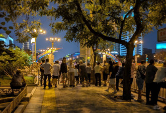 武器装备被严密包裹 北京中山公园有数处军营