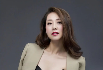 张卫健太太罕见现身，与郑秀文等人合影被指憔悴