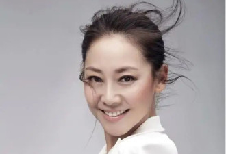 张卫健太太罕见现身，与郑秀文等人合影被指憔悴