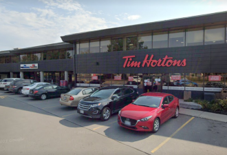 出事了! 万锦华人区Tim Hortons大批警方突袭围捕! 现场视频曝光