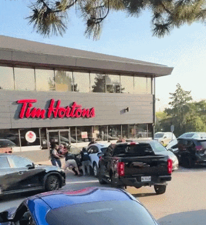 出事了! 万锦华人区Tim Hortons大批警方突袭围捕! 现场视频曝光