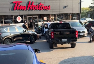 出事了! 万锦华人区Tim Hortons大批警方突袭围捕! 现场视频曝光