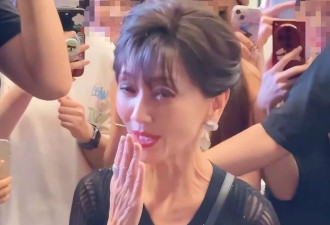 赵雅芝近照身材干瘪脸上画大浓妆，双眼无神显疲态