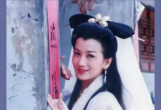 赵雅芝近照身材干瘪脸上画大浓妆，双眼无神显疲态