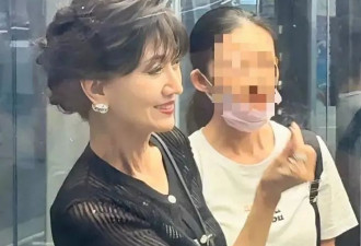 赵雅芝近照身材干瘪脸上画大浓妆，双眼无神显疲态