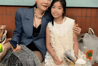 那英携18岁女儿亮相活动，小苹果金发个性