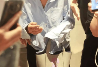 那英携18岁女儿亮相活动，小苹果金发个性