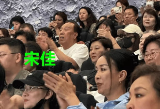 那英携18岁女儿亮相活动，小苹果金发个性