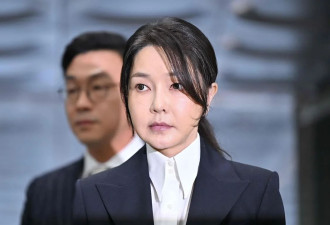 韩国前总统夫人金建希再次接受韩特检组传唤调查
