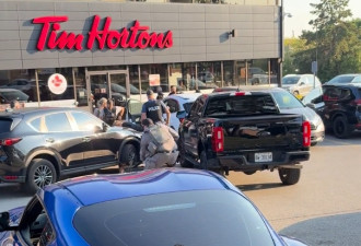 万锦华人区Tim Hortons，大批警方突袭围捕，疑似南亚裔