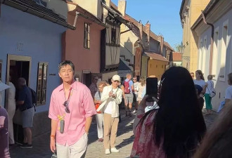 王晓晨夫妇捷克再被拍，俞灏明罕穿短袖露伤疤