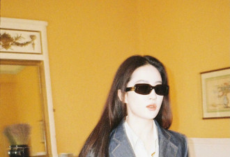 刘亦菲是懂得“反差美”的！牛仔西装帅气，T恤搭长裙飘逸如仙女