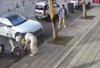 女店员扶起摔倒的环卫工反遭对方责骂，警方介入