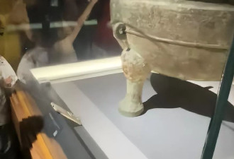 春秋青铜器展柜内，有一部手机？