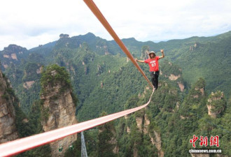 张家界千米高空扁带争霸赛落幕 卢森堡选手夺冠