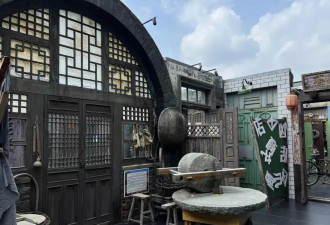 范曾晚节不保？亲题牌匾下堆满烂鞋 还曾给释永信美女弟子题字