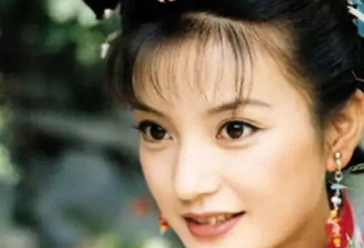 赵薇母女抵达上海 小四月穿吊带街头跳舞 赵薇行踪隐秘长脑子了