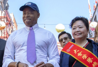 亚当斯华裔市长竞选顾问 给记者现金被停职