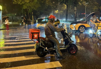 将苦难转移至底层：暴雨中的商战，外卖员的苦夏