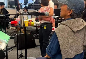 叶倩文录音室带孙女画面曝光：满头银发优雅动人