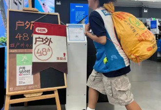 麻袋家族出新品拉，硬核配饰！迪卡侬推出爆火的麻袋手包，秒杀巴黎世家...