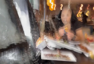 惊悚：网红夫妻吃播到一半，突然遭汽车撞击弹飞