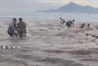 漳州金銮湾多名游客被突然“涨潮”冲入水中
