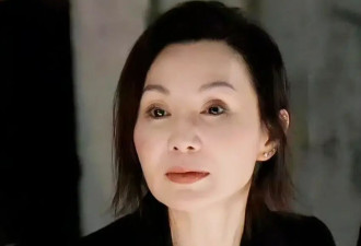 60岁的张曼玉又美上热搜，她的珍珠搭配太值得借鉴了
