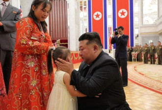 金正恩表彰海外作战部队，接见牺牲官兵遗属