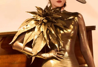 秦岚性感金色长裙尽显迷人姿态，热巴一裙封神！