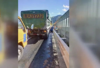 货车因在高速漏油被扣车，罚款11万才能开走