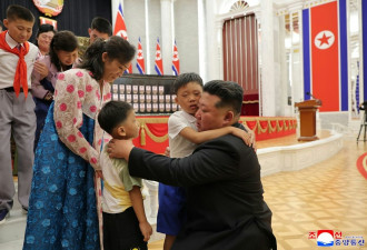 金正恩表彰援俄士兵 眼泛泪光拥抱丧命军人遗属