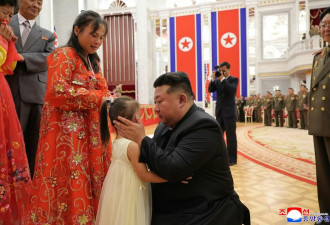 金正恩表彰援俄士兵 眼泛泪光拥抱丧命军人遗属