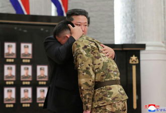 金正恩表彰援俄士兵 眼泛泪光拥抱丧命军人遗属