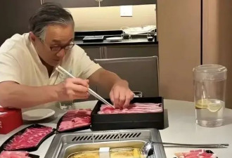 71岁成龙在加拿大吃海底捞 必须戴老花镜夹菜