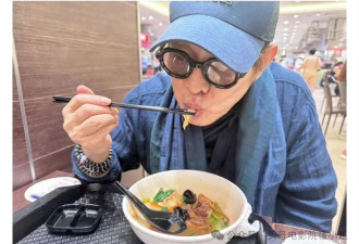 62岁李连杰手术报平安，病床上戴天价佛珠！
