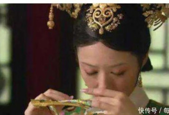 清朝妃子为什么要戴长指甲套，不仅是方便皇帝...