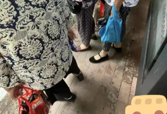 这才是40岁女人该有的样子：穿衣不花哨，鞋要带跟，美得优雅高级