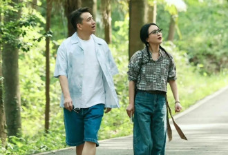 “周迅”真太显年轻！穿衬衫牛仔裤录节目，扎麻花辫嫩得像24岁
