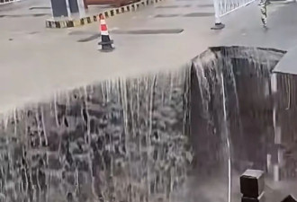 烟台强风暴雨中道路塌陷现“水帘洞” 封路抢修
